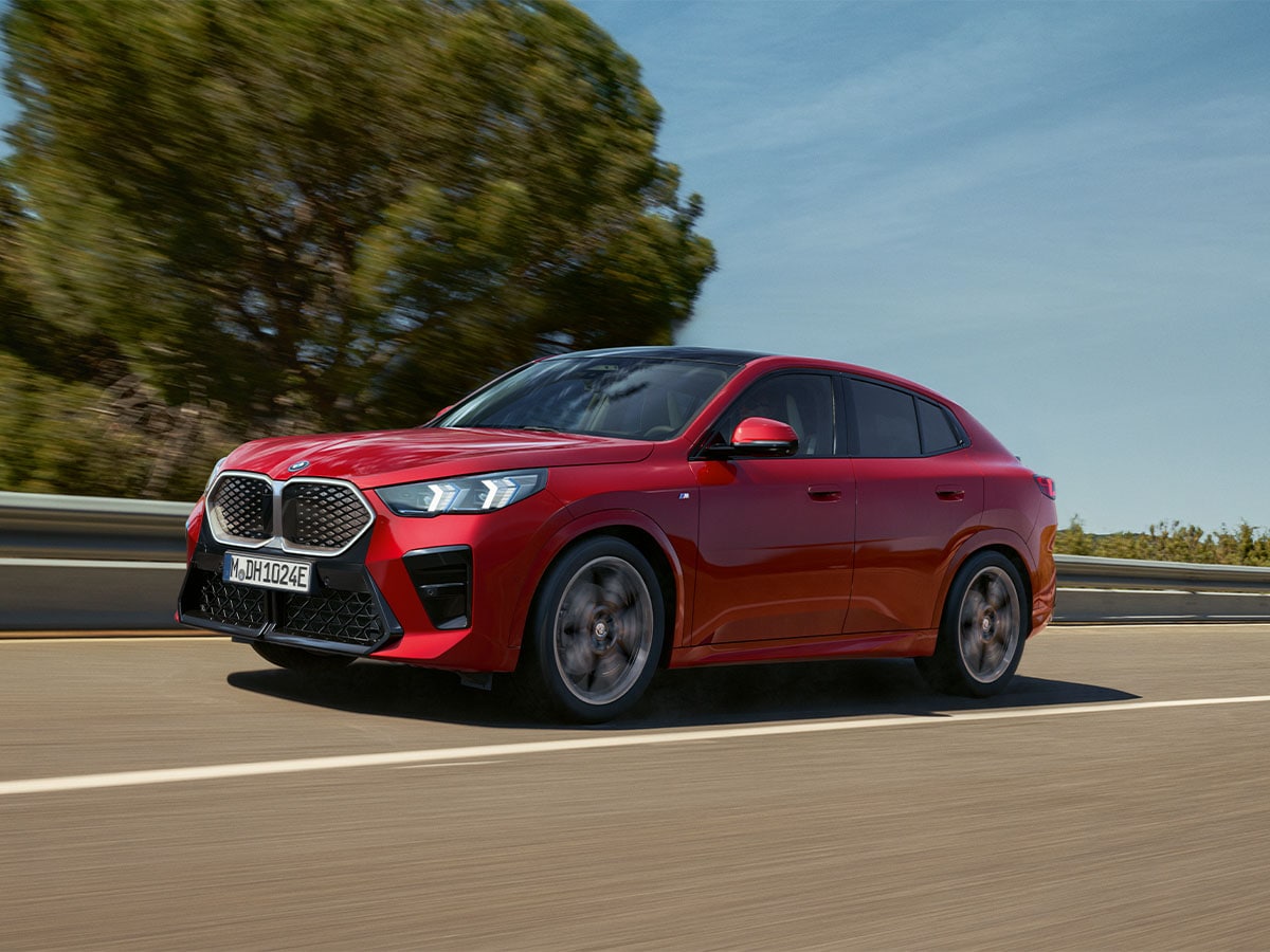 Bilde av rød BMW iX2