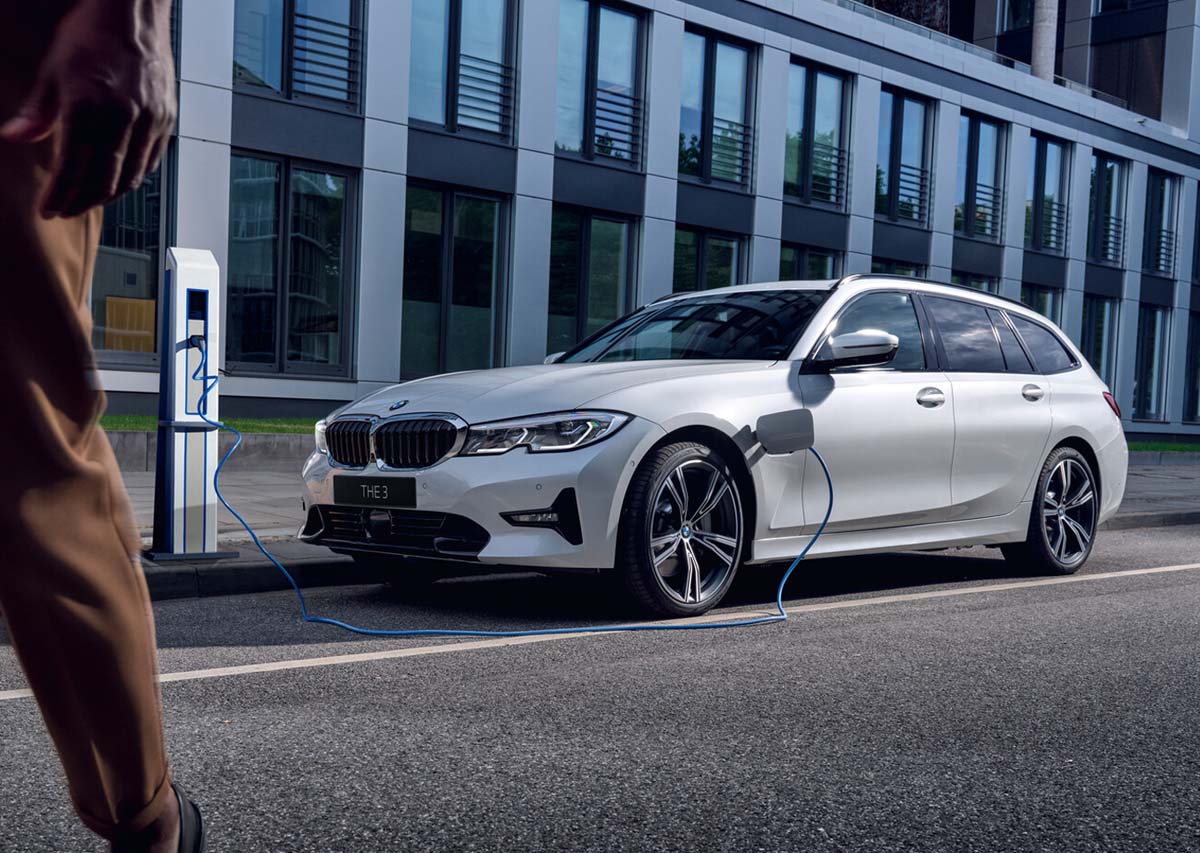 BMW 3-serie Touring som står parkert og lader