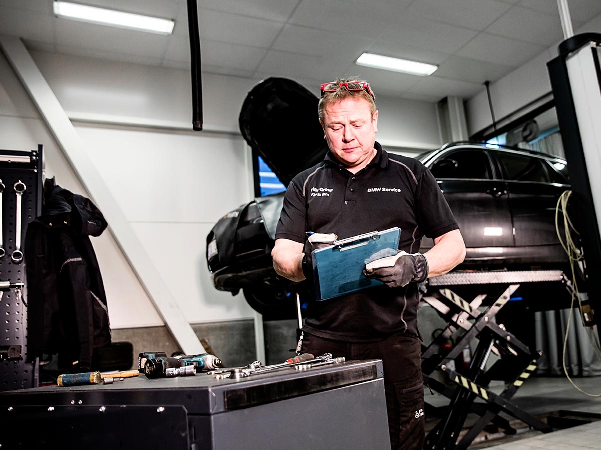 Tekniker som holder på med service på BMW